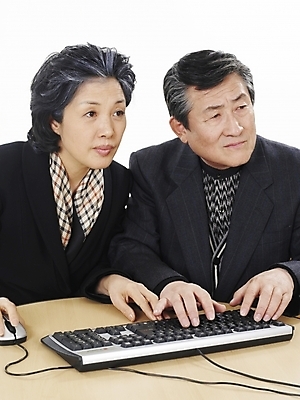 포토 JPG 스튜디오촬영 여자 할아버지 노년 남자 할머니 탁자 실내 사람 앉기 동양인 정장 상반신 두명 세로 컴퓨터 스카프 한국인 키보드 실버 60대 노인만 평생교육 국내포토 옷 교육 가구 모션 인종 성인 내부 전자제품 목도리 성인만 파일형식