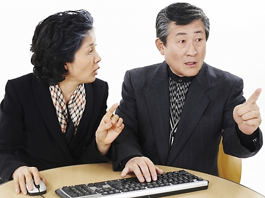 포토 JPG 스튜디오촬영 여자 할아버지 노년 남자 할머니 탁자 실내 사람 앉기 동양인 정장 손짓 상반신 두명 가로 스카프 한국인 키보드 마우스 실버 60대 신기함 노인만 평생교육 국내포토 옷 교육 가구 컨셉 모션 인종 성인 내부 컴퓨터용품 목도리 성인만 파일형식