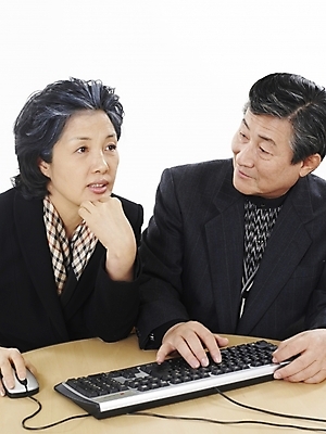 포토 JPG 스튜디오촬영 여자 할아버지 노년 남자 할머니 탁자 실내 사람 앉기 동양인 정장 상반신 두명 세로 스카프 한국인 키보드 실버 60대 노인만 평생교육 국내포토 옷 교육 가구 모션 인종 성인 내부 목도리 성인만 파일형식