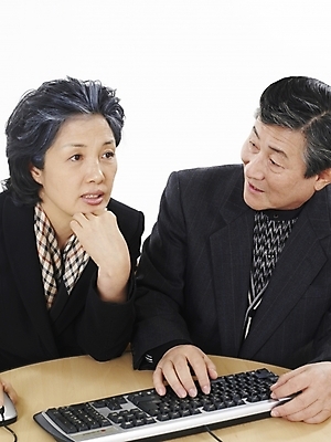 포토 JPG 스튜디오촬영 여자 할아버지 노년 남자 할머니 탁자 실내 사람 앉기 동양인 정장 상반신 두명 세로 컴퓨터 스카프 한국인 키보드 실버 60대 노인만 평생교육 국내포토 옷 교육 가구 모션 인종 성인 내부 전자제품 목도리 성인만 파일형식