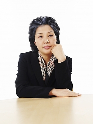 포토 JPG 스튜디오촬영 여자 노년 할머니 탁자 실내 한명 사람 앉기 동양인 정장 상반신 세로 스카프 턱괴기 한국인 실버 60대 노인여자한명만 국내포토 1 옷 가구 모션 인종 성인 내부 목도리 여자한명만 노인여자만 파일형식