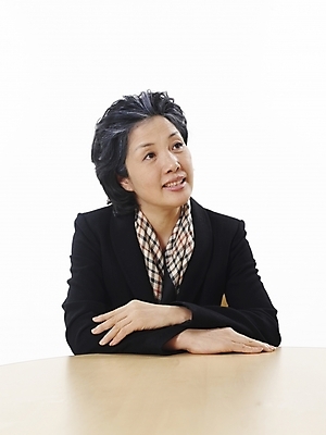 포토 JPG 스튜디오촬영 여자 노년 할머니 탁자 실내 한명 사람 앉기 동양인 정장 상반신 세로 스카프 한국인 실버 60대 노인여자한명만 국내포토 1 옷 가구 모션 인종 성인 내부 목도리 여자한명만 노인여자만 파일형식