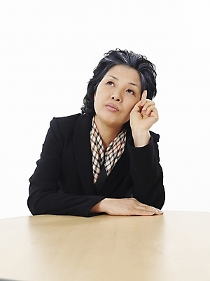 포토 JPG 스튜디오촬영 여자 노년 할머니 생각 탁자 실내 한명 사람 앉기 동양인 정장 상반신 세로 스카프 한국인 실버 60대 고민 노인여자한명만 국내포토 1 옷 감정 가구 모션 인종 성인 내부 목도리 여자한명만 노인여자만 파일형식