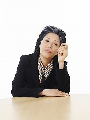 포토 JPG 스튜디오촬영 여자 노년 할머니 탁자 실내 한명 사람 앉기 동양인 정장 상반신 세로 스카프 한국인 실버 60대 노인여자한명만 국내포토 1 옷 가구 모션 인종 성인 내부 목도리 여자한명만 노인여자만 파일형식