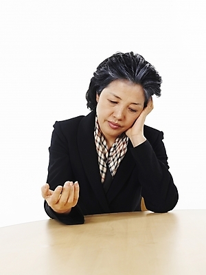 포토 JPG 스튜디오촬영 여자 노년 할머니 탁자 실내 한명 사람 앉기 동양인 정장 상반신 세로 스카프 턱괴기 한국인 실버 60대 노인여자한명만 국내포토 1 옷 가구 모션 인종 성인 내부 목도리 여자한명만 노인여자만 파일형식