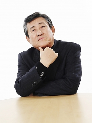 포토 JPG 스튜디오촬영 할아버지 노년 남자 탁자 실내 한명 사람 앉기 동양인 정장 상반신 세로 턱괴기 한국인 실버 60대 노인남자한명만 국내포토 1 옷 가구 모션 인종 성인 내부 남자한명만 노인남자만 파일형식