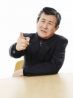 포토 JPG 스튜디오촬영 할아버지 노년 남자 탁자 실내 한명 사람 앉기 동양인 정장 손짓 상반신 세로 한국인 가리킴 실버 60대 노인남자한명만 국내포토 1 옷 가구 모션 인종 성인 내부 남자한명만 노인남자만 파일형식