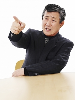 포토 JPG 스튜디오촬영 할아버지 노년 남자 탁자 실내 한명 사람 앉기 동양인 정장 손짓 상반신 세로 한국인 가리킴 실버 60대 노인남자한명만 국내포토 1 옷 가구 모션 인종 성인 내부 남자한명만 노인남자만 파일형식