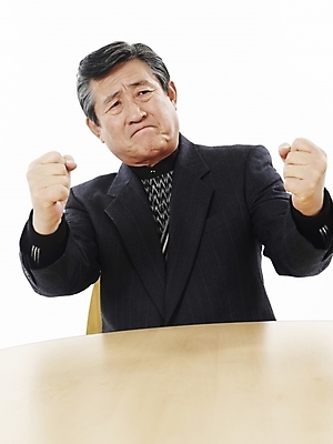 포토 JPG 스튜디오촬영 할아버지 노년 남자 탁자 실내 한명 사람 앉기 동양인 정장 상반신 세로 파이팅 주먹 한국인 실버 60대 노인남자한명만 국내포토 1 옷 가구 모션 인종 성인 내부 남자한명만 노인남자만 파일형식