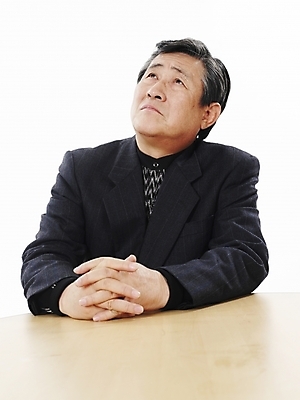 포토 JPG 스튜디오촬영 할아버지 노년 남자 탁자 실내 한명 사람 앉기 동양인 정장 상반신 세로 한국인 실버 60대 노인남자한명만 국내포토 1 옷 가구 모션 인종 성인 내부 남자한명만 노인남자만 파일형식