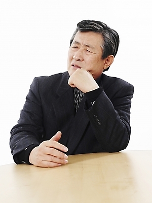 포토 JPG 스튜디오촬영 할아버지 노년 남자 탁자 실내 한명 사람 앉기 동양인 정장 상반신 세로 턱괴기 한국인 짜증 실버 60대 심술 노인남자한명만 국내포토 1 옷 감정 가구 모션 인종 성인 내부 남자한명만 노인남자만 파일형식