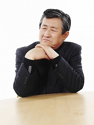 포토 JPG 스튜디오촬영 할아버지 노년 남자 탁자 실내 한명 사람 앉기 동양인 정장 근접촬영 상반신 세로 한국인 짜증 실버 60대 심술 노인남자한명만 국내포토 1 옷 감정 뷰포인트 가구 모션 인종 성인 내부 남자한명만 노인남자만 파일형식