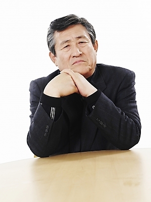 포토 JPG 스튜디오촬영 할아버지 노년 남자 탁자 실내 표정 한명 사람 앉기 동양인 정장 상반신 세로 한국인 짜증 실버 60대 심술 노인남자한명만 국내포토 1 옷 감정 가구 모션 인종 성인 내부 남자한명만 노인남자만 파일형식