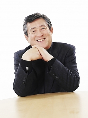 포토 JPG 스튜디오촬영 할아버지 노년 남자 탁자 실내 표정 한명 미소 사람 앉기 동양인 정장 상반신 세로 한국인 실버 60대 노인남자한명만 국내포토 1 옷 가구 모션 인종 성인 내부 남자한명만 노인남자만 파일형식