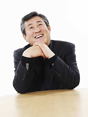 포토 JPG 스튜디오촬영 할아버지 노년 남자 탁자 실내 표정 한명 미소 사람 앉기 동양인 정장 상반신 세로 한국인 실버 60대 노인남자한명만 국내포토 1 옷 가구 모션 인종 성인 내부 남자한명만 노인남자만 파일형식