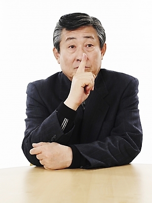 포토 JPG 스튜디오촬영 할아버지 노년 남자 포즈 탁자 실내 한명 사람 앉기 동양인 정장 상반신 세로 한국인 실버 60대 쉿 노인남자한명만 국내포토 1 옷 가구 모션 인종 성인 내부 조용 남자한명만 노인남자만 파일형식