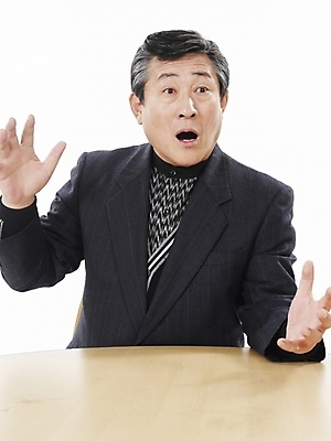 포토 JPG 스튜디오촬영 할아버지 노년 남자 포즈 탁자 실내 표정 한명 사람 앉기 동양인 정장 상반신 세로 한국인 실버 60대 노인남자한명만 국내포토 1 옷 가구 모션 인종 성인 내부 남자한명만 노인남자만 파일형식