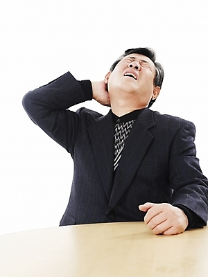 포토 JPG 스튜디오촬영 할아버지 노년 남자 탁자 실내 한명 사람 앉기 동양인 정장 상반신 세로 한국인 실버 60대 노인남자한명만 국내포토 1 옷 가구 모션 인종 성인 내부 남자한명만 노인남자만 파일형식