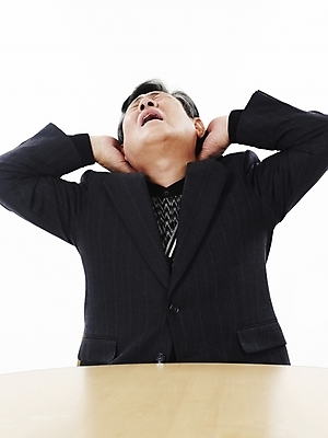 포토 JPG 스튜디오촬영 할아버지 노년 남자 탁자 스트레스 실내 한명 사람 앉기 동양인 정장 상반신 세로 고통 한국인 실버 60대 목통증 노인남자한명만 국내포토 1 옷 감정 가구 모션 인종 성인 내부 남자한명만 노인남자만 파일형식