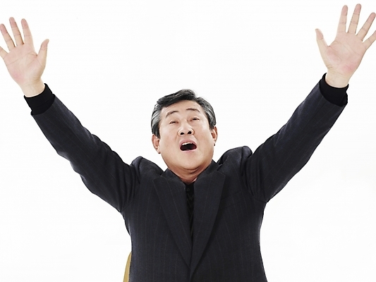 포토 JPG 스튜디오촬영 할아버지 노년 남자 포즈 탁자 실내 한명 누끼 사람 앉기 동양인 정장 상반신 가로 만세 한국인 실버 60대 노인남자한명만 국내포토 1 옷 가구 모션 인종 성인 내부 남자한명만 노인남자만 파일형식