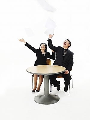 포토 JPG 스튜디오촬영 전신 여자 할아버지 노년 남자 종이 할머니 의자 탁자 날리기 실내 사람 앉기 동양인 정장 두명 세로 검은색 한국인 던지기 실버 60대 문서 노인만 국내포토 옷 컬러 가구 모션 인종 성인 내부 성인만 파일형식