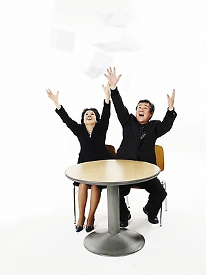 포토 JPG 스튜디오촬영 전신 여자 할아버지 노년 남자 종이 할머니 의자 탁자 날리기 실내 사람 앉기 동양인 정장 두명 세로 검은색 한국인 던지기 실버 60대 문서 노인만 국내포토 옷 컬러 가구 모션 인종 성인 내부 성인만 파일형식