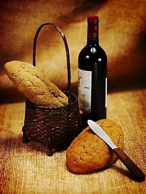 포토 JPG 스튜디오촬영 음식 빵 디저트 실내 근접촬영 사람없음 세로 햇빛 바구니 와인 나이프 바게트 제빵 모카빵 국내포토 식기 뷰포인트 주류 내부 태양 제과제빵 칼 파일형식