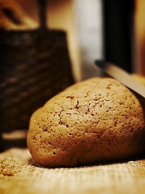 포토 JPG 스튜디오촬영 음식 빵 디저트 실내 근접촬영 사람없음 아웃포커스 세로 바구니 와인 빵집 나이프 제빵 모카빵 국내포토 식기 뷰포인트 주류 촬영기법 내부 제과제빵 상점 칼 파일형식