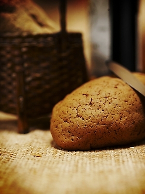 포토 JPG 스튜디오촬영 음식 빵 디저트 실내 근접촬영 사람없음 세로 바구니 와인 나이프 제빵 모카빵 국내포토 식기 뷰포인트 주류 내부 제과제빵 칼 파일형식