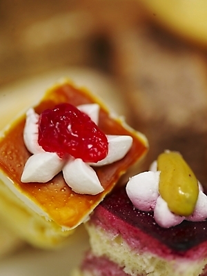 포토 JPG 스튜디오촬영 그릇 접시 음식 빵 디저트 실내 근접촬영 사람없음 빨간색 세로 노란색 케이크 흰색 국내포토 식기 뷰포인트 컬러 내부 파일형식