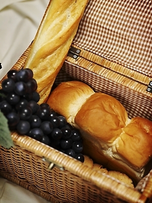 포토 JPG 스튜디오촬영 음식 빵 과일 포도 디저트 실내 근접촬영 사람없음 세로 소풍 바구니 빵집 바게트 식빵 제빵 국내포토 뷰포인트 내부 야외활동 제과제빵 상점 파일형식