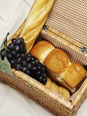 포토 JPG 스튜디오촬영 음식 빵 과일 포도 디저트 실내 근접촬영 사람없음 세로 소풍 바구니 빵집 바게트 식빵 제빵 국내포토 뷰포인트 야외활동 제과제빵 상점 파일형식