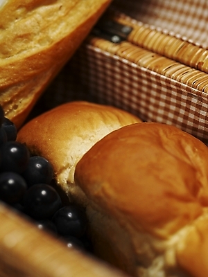 포토 JPG 스튜디오촬영 음식 빵 과일 포도 디저트 실내 근접촬영 사람없음 세로 소풍 바구니 바게트 식빵 제빵 국내포토 뷰포인트 내부 야외활동 제과제빵 파일형식