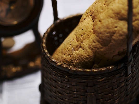 포토 JPG 스튜디오촬영 음식 빵 시계 디저트 실내 근접촬영 사람없음 아웃포커스 가로 바구니 빵집 신문 바게트 제빵 국내포토 뷰포인트 촬영기법 내부 간행물 제과제빵 상점 뉴스 파일형식