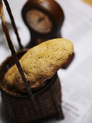 포토 JPG 스튜디오촬영 음식 빵 시계 디저트 실내 근접촬영 사람없음 아웃포커스 세로 바구니 신문 바게트 제빵 국내포토 뷰포인트 촬영기법 내부 간행물 제과제빵 뉴스 파일형식