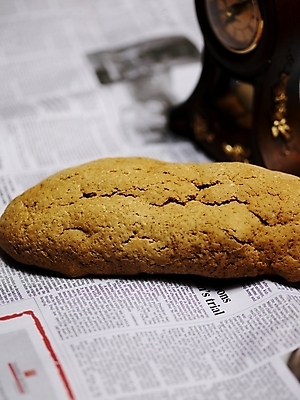 포토 JPG 스튜디오촬영 문자 기호 영어 음식 빵 시계 디저트 실내 근접촬영 사람없음 세로 신문 탁상시계 제빵 국내포토 뷰포인트 내부 간행물 제과제빵 뉴스 파일형식