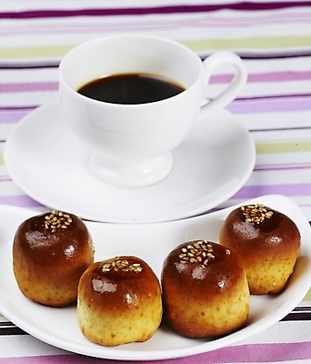 포토 JPG 스튜디오촬영 그릇 접시 커피 음식 빵 디저트 실내 근접촬영 사람없음 세로 흰색 커피잔 찻잔 제빵 국내포토 식기 음료 뷰포인트 컬러 잔 내부 제과제빵 파일형식