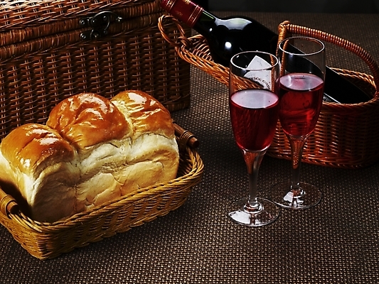 포토 JPG 스튜디오촬영 음식 빵 와인잔 디저트 잔 실내 근접촬영 사람없음 가로 빨간색 바구니 와인 빵집 바게트 식빵 제빵 국내포토 식기 뷰포인트 컬러 술잔 주류 제과제빵 상점 파일형식