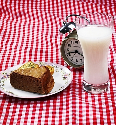 포토 JPG 스튜디오촬영 그릇 접시 음식 빵 시계 디저트 잔 실내 사람없음 컵 빨간색 세로 빵집 우유 자명종 식탁보 흰색 체크무늬 제빵 초코케이크 마늘빵 국내포토 식기 컬러 무늬 유제품 내부 제과제빵 케이크 상점 알람 파일형식