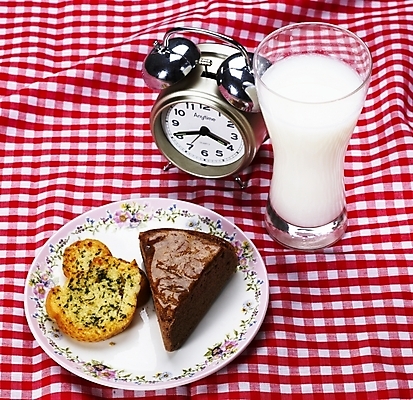 포토 JPG 스튜디오촬영 그릇 접시 음식 빵 시계 디저트 잔 실내 사람없음 컵 빨간색 세로 하이앵글 우유 자명종 식탁보 흰색 체크무늬 제빵 초코케이크 마늘빵 국내포토 식기 뷰포인트 컬러 무늬 유제품 내부 제과제빵 케이크 알람 파일형식