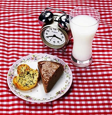 포토 JPG 스튜디오촬영 그릇 접시 음식 빵 시계 디저트 잔 실내 사람없음 컵 빨간색 세로 하이앵글 빵집 우유 자명종 식탁보 흰색 체크무늬 제빵 초코케이크 마늘빵 국내포토 식기 뷰포인트 컬러 무늬 유제품 내부 제과제빵 케이크 상점 알람 파일형식