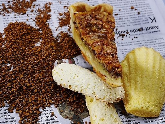 포토 JPG 스튜디오촬영 문자 기호 영어 커피 음식 빵 디저트 실내 근접촬영 사람없음 가로 원두 신문 파이 제빵 국내포토 음료 뷰포인트 내부 간행물 제과제빵 뉴스 파일형식