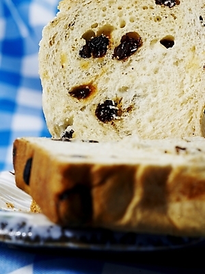 포토 JPG 스튜디오촬영 음식 빵 디저트 실내 근접촬영 사람없음 세로 파란색 빵집 식탁보 식빵 체크무늬 제빵 건포도 국내포토 뷰포인트 컬러 무늬 포도 내부 제과제빵 상점 건과일 파일형식