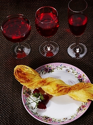 포토 JPG 스튜디오촬영 접시 열매 음식 빵 와인잔 디저트 실내 사람없음 빨간색 세로 초록색 하이앵글 와인 제빵 국내포토 식물 식기 뷰포인트 컬러 술잔 주류 내부 제과제빵 파일형식