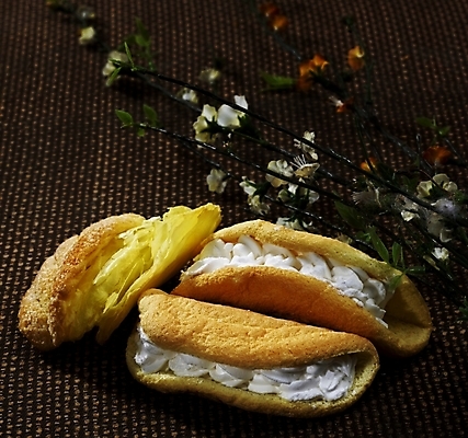 포토 JPG 스튜디오촬영 음식 빵 디저트 실내 근접촬영 사람없음 가로 흰색 나뭇가지 생크림 제빵 생크림빵 국내포토 나무 뷰포인트 컬러 내부 제과제빵 크림 파일형식