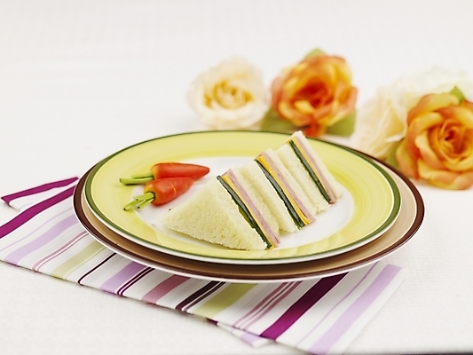 포토 JPG 스튜디오촬영 그릇 접시 꽃 음식 서양음식 실내 샌드위치 사람없음 가로 미니당근 국내포토 식물 식기 내부 당근 파일형식