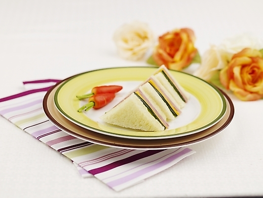 포토 JPG 스튜디오촬영 그릇 접시 꽃 음식 서양음식 실내 샌드위치 사람없음 장식 가로 당근 미니당근 국내포토 식물 식기 뿌리채소 파일형식