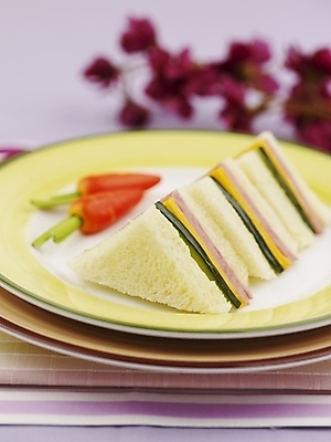 포토 JPG 스튜디오촬영 그릇 접시 꽃 음식 서양음식 실내 샌드위치 근접촬영 사람없음 장식 세로 당근 미니당근 국내포토 식물 식기 뷰포인트 뿌리채소 파일형식