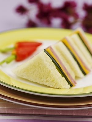 포토 JPG 스튜디오촬영 그릇 접시 음식 서양음식 실내 샌드위치 근접촬영 사람없음 세로 미니당근 국내포토 식기 뷰포인트 내부 당근 파일형식