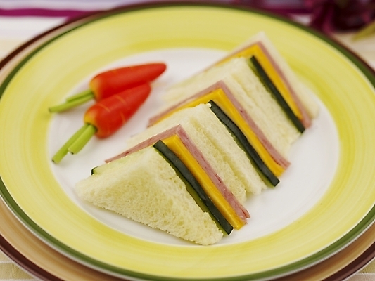 포토 JPG 스튜디오촬영 그릇 접시 음식 서양음식 실내 샌드위치 근접촬영 사람없음 가로 미니당근 국내포토 식기 뷰포인트 내부 당근 파일형식